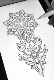 केटी कालो रेखा रचनात्मक वेनिला फूल टैटू पांडुलिपि