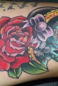 Arm farve kvindelig kranium med rose tatovering billede