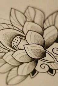 Klasik lotus dövme deseni