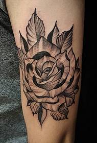Lielas rokas rožu tetovējuma raksts
