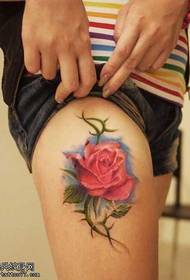 Bellissimo motivo a tatuaggio rosa colorato sulle gambe