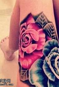 Nogi inspirujące wzór róży tatuaż