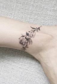 Mergaitės blauzdos ant juodo pilko eskizo kūrybingo gražaus gėlių tatuiruotės paveikslėlio