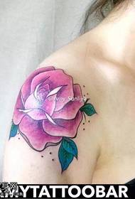 玫瑰紋身在肩膀上的紋身