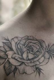 Meisie onder die sleutelbeen swartgrys sketspunt doring vaardigheid kreatiewe literêre mooi roos tatoeëermerk prentjie