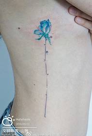 侧背一枝经典的蓝玫瑰纹身图案
