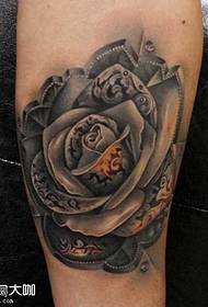 Модел на татуировка на розата на краката