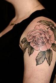 На раменом трњу је узорак тетоваже ружа