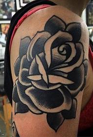 Modèle de tatouage rose réaliste d'épaule