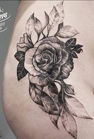 Gūžas klasiskais rožu tetovējuma raksts