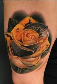 Tema di tatuatu di rosa gialla di culore bracciu femminile