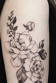 Una serie di eleganti disegni di tatuaggi floreali