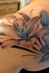 Immagine creativa del tatuaggio del fiore del fiore dipinta schizzo dell'acquerello della spalla della ragazza