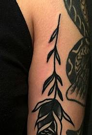 Bojë shumë e bukur dhe e zezë dhe tatuazh i bardhë lule