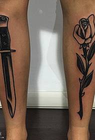 Motif de tatouage rose poignard rose
