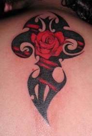 Червена роза и черен племенен символ татуировка модел