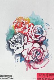 'n Kleurvolle ink rose tattoo manuskrip werk deur tattoo