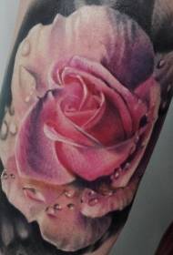 Linda rosa de brazo con tatuaje de gota de rocío