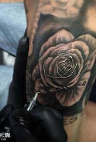 Patrón de tatuaxe rosa de brazo negro