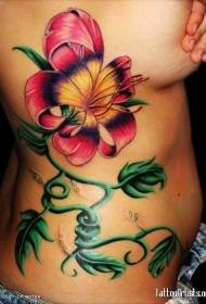 Bel modello di tatuaggio floreale multicolore dipinto a costole laterali