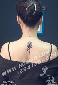 rožės tatuiruotė ant nugaros