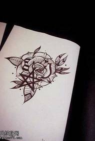 Wzór tatuażu róży rękopisu