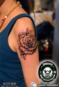 Modello di tatuaggio classico rosa spalla