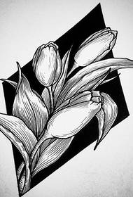 Bản thảo hình xăm hoa màu đen và trắng