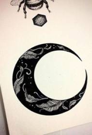 Juodojo eskizo kūryba palieka mėnulio meną mažą šviežią gražų tatuiruotės rankraštį
