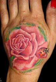 Rankų miltelių rožių tatuiruotės modelis