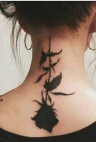 Bonito patrón de tatuaje de rosa pequeña negra