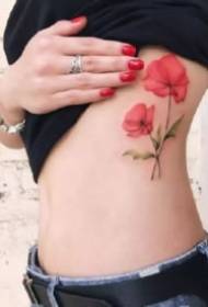 Tattoo lule lulekuqe, grup i mrekullueshëm i bukur i modeleve të tatuazheve me lulekuqe