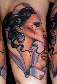 Patró de tatuatge d'infermera de color braç femení
