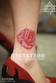 Patrón de tatuaje de rosa rosa de pierna