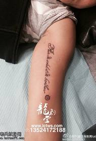 Engleski uzorak cvjetnih tetovaža s rukama