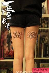 Mga binti ng batang babae, tanyag na fashion, swashes, tattoo