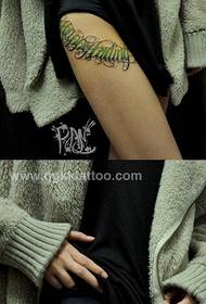 Kaki wanita cantik sangat populer dengan tato bunga yang indah