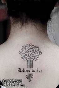 Patró de tatuatge en gran arbre