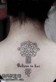 Modello del tatuaggio del grande albero