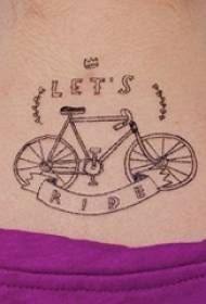 Leher bocah di balik garis-garis hitam geometris, kata-kata bahasa Inggris dan gambar tato sepeda