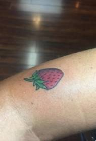 Braccio da ragazza dipinto ad acquerello schizzo carino delicato tatuaggio con fragole