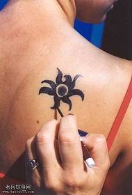 Bakerste solblomst totem tatoveringsmønster