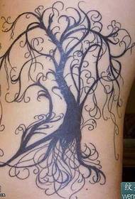 Tatua tatuado de granda arbo