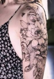16 mažų šviežių tradicinių gėlių tatuiruotės darbų