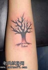 Patró de tatuatge en gran arbre