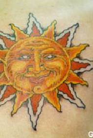Spalvingas besišypsančio saulės simbolio tatuiruotės raštas