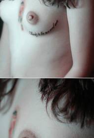Lascia che il ragazzo spruzzi il modello di tatuaggio con lettere sul petto della ragazza