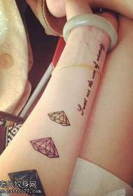 Красива и красива ръка английски модел с три диамантени татуировки