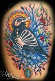 Чудова кольорова ворона з квітучим малюнком татуювання дерев