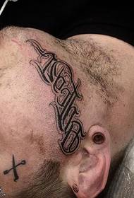 Patrún tattoo carachtair Béarla ar an duine